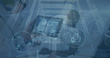 Tabletli beyaz erkek doktorun üzerindeki dijital bulut ve ikonlar. küresel tıp, sağlık hizmetleri, bağlantılar ve dijital olarak oluşturulan veri işleme kavramı.