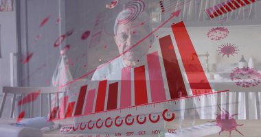 Evde yalnız oturan üzgün, melez yaşlı bir adam yerine grafik ve virüs hücrelerinin görüntüsü. Coronavirus covid 19 salgını sırasındaki son sınıf yaşam tarzı ve yalnızlık dijital olarak üretilen görüntü.