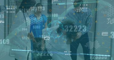 Hastanedeki çeşitli çiftlerin veri işleme görüntüleri. küresel iş ve dijital arayüz kavramı dijital olarak oluşturulmuş görüntü.