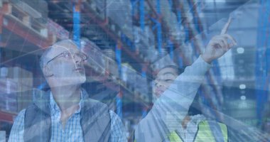 Depodaki çeşitli kişilerle ilgili finansal veri işleme resmi. küresel gönderim, finans ve dijital arayüz konsepti dijital olarak oluşturulmuş görüntü.