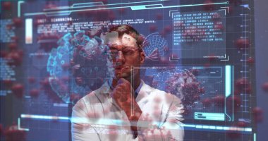 Beyaz bilim adamı, moleküler diyagramlarla araştırma laboratuvarında holografik virüs modelini analiz ediyor. Teknoloji, yenilik, araştırma, fütürist, biyoteknoloji, moleküler, görselleştirme