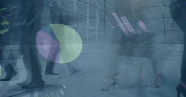 Ofiste yürüyen çeşitli iş adamlarının bacaklarıyla zaman aşımına uğramış finansal grafikler. ticari, finans, ekonomi ve teknoloji konsepti dijital olarak oluşturulmuş imaj.