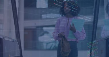 Belgeleri olan Afrikalı Amerikalı iş kadınının mali verileri ve grafikleri. küresel iş, finans, ekonomi ve teknoloji konsepti dijital olarak oluşturulmuş imaj.