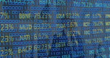 İş adamları ve ikili kodlar üzerinden finansal verilerin görüntüsü. ticari, finans, teknoloji ve dijital arayüz kavramı dijital olarak oluşturulmuş görüntü.