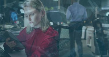 Ofiste tablet kullanan beyaz iş kadınının veri işleme görüntüsü. küresel iş, bilgisayar ve dijital arayüz kavramı dijital olarak oluşturulmuş görüntü.