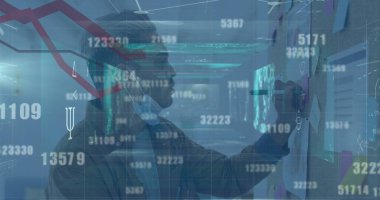 Ofisteki iki ırklı iş adamının mali veri işleme görüntüsü. küresel iş, finans ve dijital arayüz kavramı dijital olarak oluşturulmuş görüntü.