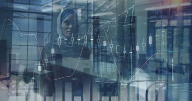 Çift ırklı iş kadını yürüyüşü üzerine veri işleme görüntüsü. küresel iş, finans, bağlantılar ve dijital arayüz konsepti dijital olarak oluşturulmuş görüntü.