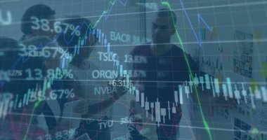 Çeşitli iş adamları üzerinde finansal veri işleme ve borsa görüntüsü. küresel iş, finans ve dijital arayüz kavramı dijital olarak oluşturulmuş görüntü.