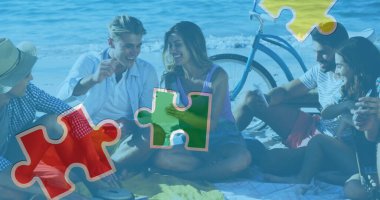 Plajda tablet kullanan mutlu arkadaşlar üzerine renkli yapboz parçaları ve otizm metinleri. otizm, öğrenme güçlüğü, destek ve farkındalık kavramı dijital olarak oluşturulmuş görüntü.