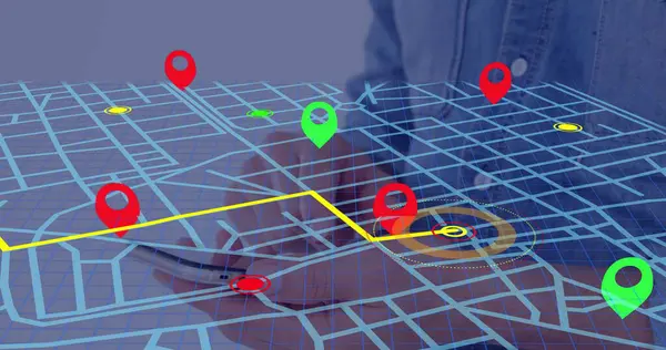 Navigator, akıllı telefon kullanan bir adamın orta kesimine karşı navigasyon haritası şeması üzerinde. gps ve navigasyon kavramı