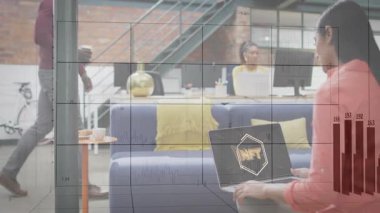 Lounge 'da dizüstü bilgisayarda yazan kadın ofis çalışanı, NFT simge çizelgeleri sergiliyor. İşbirliği, çalışma alanı, iç tasarım, modern, profesyonel, yaratıcı, üretkenlik