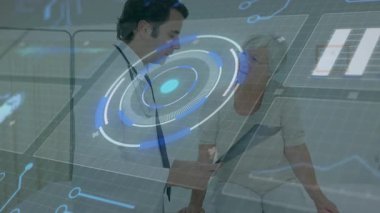 Tıbbi konsültasyondaki hasta verilerini inceleyen doktor holografik veri tablosu arayüzü yansıtıyor. Sağlık, teşhis, dijital, teknoloji, profesyonellik, refah, yenilik