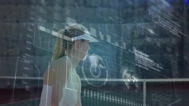 Kadın tenisçi, raketini, HUD grafikleri ve dünya haritasıyla net gösteri teknolojisinin yanında sallıyor. Sporcu, spor, yarışma, modern, gelecekçi, dijital, enerjik