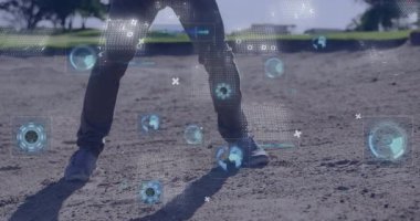 Golfçü, yüzen AR veri şebekeleri ve dünya ikonlarıyla golf teknolojisi demosunda kumu tekmeliyor. Atletik, açık hava, fütüristik, dijital, spor, çevre, hareket