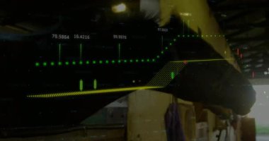 Şamdan çizelgeleri havada süzülürken ahırda koşum takımı takan üç boyutlu siyah at kafası. Atlar, kırsallar, veri görselleştirme, dijital, holografik, teknoloji, binicilik