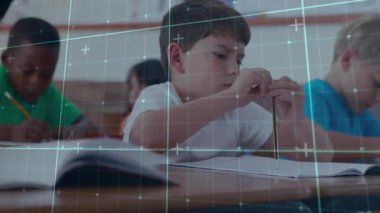 Erkek öğrenci, sınıftaki masa başında, eğitim için animasyon mavi şebeke kaplamalı bir not defteri yazıyor. Çocuklar, eğitim, öğrenme, teknoloji, sınıf, gelecek, yenilik