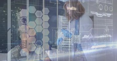 Doktor şırıngayla hastanın koluna aşı enjekte ederek, sağlık grafikleri oluşturmaya çalışıyor. Tıbbi, sağlık, teknoloji, klinik, yenilik, sağlık, profesyonellik