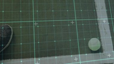 Yeşil kortun beyaz sınırında turkuaz şebeke kaplamalı yeşil tenis topu dinleniyor. Spor, teknoloji, dijital, fitness, açık hava, yenilik, eğlence