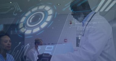 Tıbbi ekip konferans odasında dijital HUD arayüzü gösteren basılı raporları inceliyor. Sağlık, yenilik, işbirliği, teknoloji, profesyonel, klinik, dijital