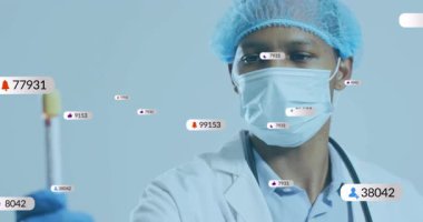 Erkek doktor laboratuarda sağlık testi yapıyor, yüzen sosyal medya simgeleri ölçümleri gösteriyor. Tıbbi, sağlık, teknoloji, bilim, yenilik, analitik, iletişim