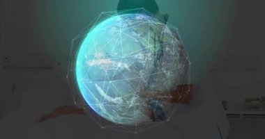 Teknoloji kliniğindeki hastalara danışmanlık yapan tıbbi ekip, ağ hatlarıyla holografik küreyi sergiliyor. Gelecekçi, sağlık hizmetleri, hologram, bilim, yenilik, klinik, teknoloji