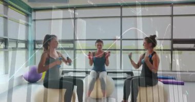 Spor salonundaki topların üzerinde biseps kıvrımları yapan üç kadın. Animasyon grafikleriyle. Fitness, power, team work, health, wellness, motivasyon, activewear