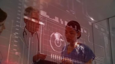 Tıbbi ekip hastanede, holografik tıbbi çizelgeler ve DNA sarmalı ile etkileşimde. Sağlık, yenilik, teknoloji, işbirliği, analiz, tanı, gelecek