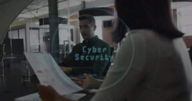 Holografik bulut kilidiyle veri güvenliğine sinyal göndererek ofis toplantısını dinleyen erkek arkadaş. Teknoloji, güvenlik, veri, ortaklık, yenilik, dijital, profesyonel