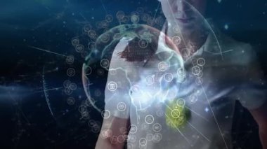 Raket ve top tutan bayan tenisçi, holografik veri küresi ile teknoloji sergiliyor. Futuristik, spor, etkileşimli, dijital, dinamik, yenilikçi, enerjik