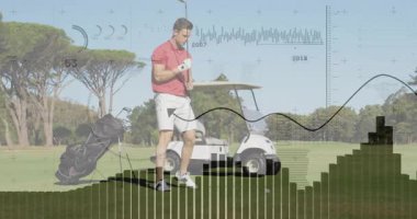 Erkek golfçü yeşil çimenli alanda animasyon sağlık istatistikleri ve sallanan yay kaplamalarıyla atış hazırlıyor. Atletik, açık hava, canlı, boş zaman, spor, tarz, aktif