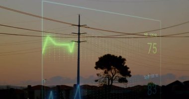 Yüksek voltajlı iletim kulesi alacakaranlıkta yükseliyor ve neon dalga boyu üç boyutlu görüntüler sergiliyor. Enerji, altyapı, teknoloji, veri, bağlantı, kentsel, dijital