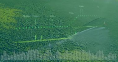 Merkezi pivot sulama alanı üzerinden su göndererek yüzen grafikleri ve verileri kaplıyor. Tarım, teknoloji, hassas tarım, şehir, veri analizi, yenilik, modern