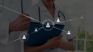 Steteskop takan iki doktor yüzen kullanıcı ikonu ağı üzerinden tıbbi verileri içeride paylaşıyorlar. Profesyonel, sağlık, işbirliği, dijital, iletişim, analiz, modern