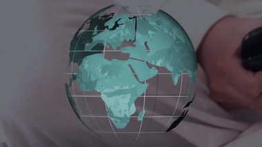 Yatakta yaslanırken akıllı telefonu dinleyen bir kadın. Yüzen küre şebekesi olan bir teknoloji kullanıyor. Parmak uçları, telekomünikasyon, yenilik, fütüristik, rahat, bağlantı, görsel efektler