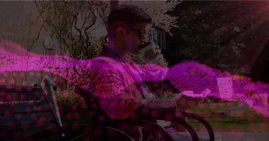 Adam kahve içiyor ve iş parkında akıllı telefon kullanıyor. Dijital dalga üst üste biniyor. Şehir, eğlence, modern, açık hava, teknoloji, rahatlama, kurumsal