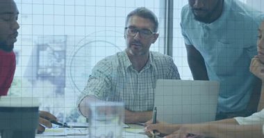 Ofisteki iş verileri üzerinde çalışan profesyoneller, animasyon grafikli dizüstü bilgisayar kullanıyorlar. İşbirliği, yenilik, teknoloji, takım çalışması, üretkenlik, modernlik, analitik