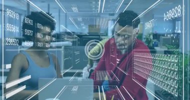 Veri analisti, veri mühendisiyle birlikte verileri inceliyor, yüzen holografik çizelgeler gösteriyor. İşbirliği, teknoloji, yenilik, üretkenlik, modern, çalışma alanı, takım çalışması