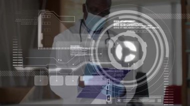 Holografik veri örtüleri kullanarak tıbbi ofiste dijital tableti inceleyen kıdemli erkek doktor. Sağlık, teletıp, dijital, geleceksel, teknoloji, profesyonel, bilim