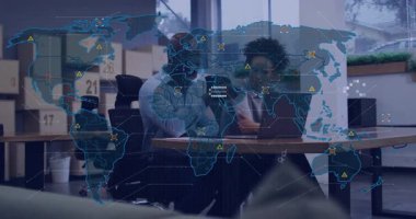 Ofiste dizüstü bilgisayarda iş verilerini inceleyen iki profesyonel, dünya haritası örtüşüyor ve büyü ızgarası var. İşbirliği, analitik, teknoloji, çalışma alanı, modern, takım çalışması, yenilik