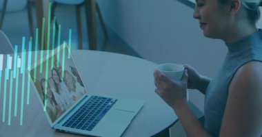 Elinde kahve fincanı tutan kadın dizüstü bilgisayarında kız ve erkeğe bağlanıyor ve teknoloji bar çizelgeleri sergiliyor. Uzaktan çalışma, iletişim, dijital, teknoloji, profesyoneller, ev ofisi, ağ