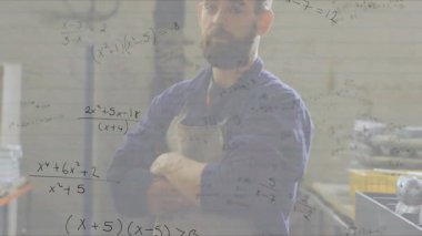 Atölyede kolları çapraz duran bir adam, mühendislik için torna makinelerinin üzerinde denklemler yüzüyor. Sanayi, zanaat, yenilik, teknik, hassasiyet, mühendislik, modern