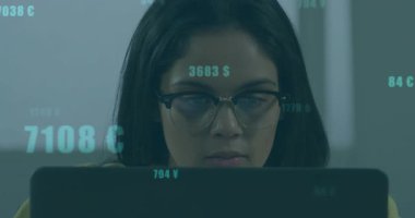 Ofiste dizüstü bilgisayar kullanan, yüzen finans verilerini gösteren para birimi sembollerini ekranda gösteren bir kadın. Teknoloji, veri, dijital, yenilik, iş, analitik, modern