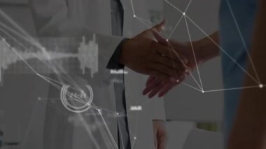 Kadın doktor, sağlık hizmetleri önlüğündeki erkek hemşirenin elini sıkıyor ve veri ağı örtüsü gösteriyor. Profesyonellik, işbirliği, teknoloji, bağlantı, sağlık, ortaklık, yenilik