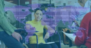 Profesyonellerden oluşan bir ekip konferans alanında iş görüşlerini tartışıyor, holografik haritalar var. İşbirliği, yenilik, takım çalışması, şirket, modern, çeşitlilik, teknoloji