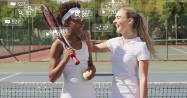 İki kadın tenis ağının yanında sohbet ederken, pazarlama için yüzen sosyal medya tebligatları gösteriyor. Sporcular, eğlence, canlı, takım çalışması, fitness, açık hava, rekabet