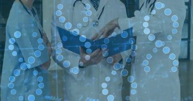 Klinikteki stetoskoplu hasta dosyasını inceleyen tıbbi ekip animasyon veri örtüşmesi gösteriyor. Sağlık, işbirliği, teknoloji, teşhis, profesyonellik, yenilik, takım çalışması