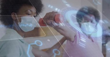 Hemşire önlük takıyor ve cerrahi maske takıyor. Klinikte aşı uyguluyor. Animasyon arayüzü ile. Tıbbi, profesyonel, dijital, arayüz, sağlık, bakım, klinik