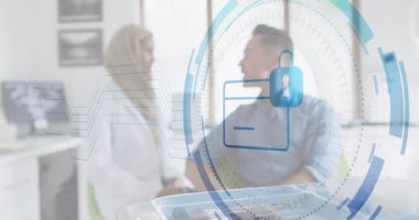 Sağlık kliniğinde tesettürlü kadın doktor, asma kilit ve kart simgelerini gösteriyor. Tıbbi, tele sağlık, siber güvenlik, gizlilik, sağlık, dijital, danışma