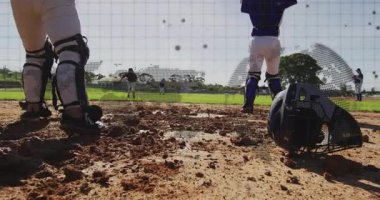 Yakalayıcılar kalenin arkasına çömelmiş koşucu olarak koşuyorlar, spor elması üzerinde koşuyorlar, animasyon hız grafiğiyle. Atletizm, rekabet, takım çalışması, enerji, hareket, açık hava, spor