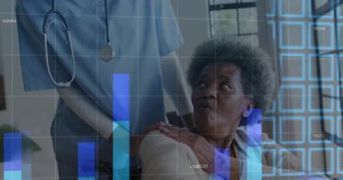 Parlak klinikteki yaşlı hastaya steteskop takan kadın hemşire, dijital şebeke örtüsüne sahip. Sağlık, şefkat, tıbbi, klinik, sağlık, teknoloji, destek